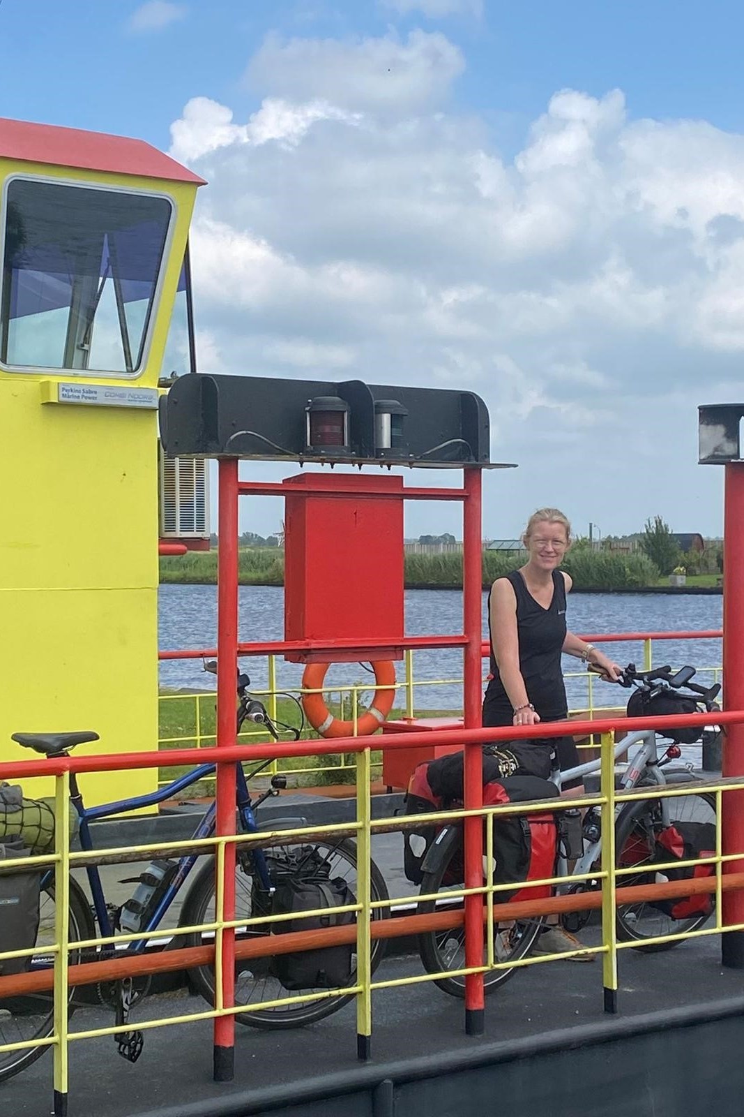 2024 8 Marjon op pont met beide fietsen